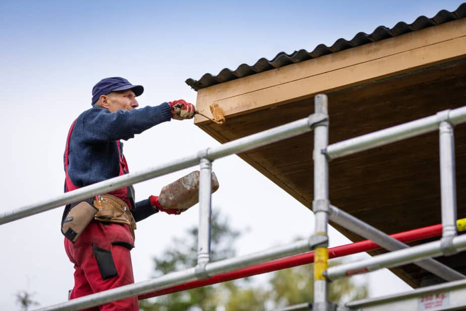 Beschermlaag aanbrengen op je houten gevel