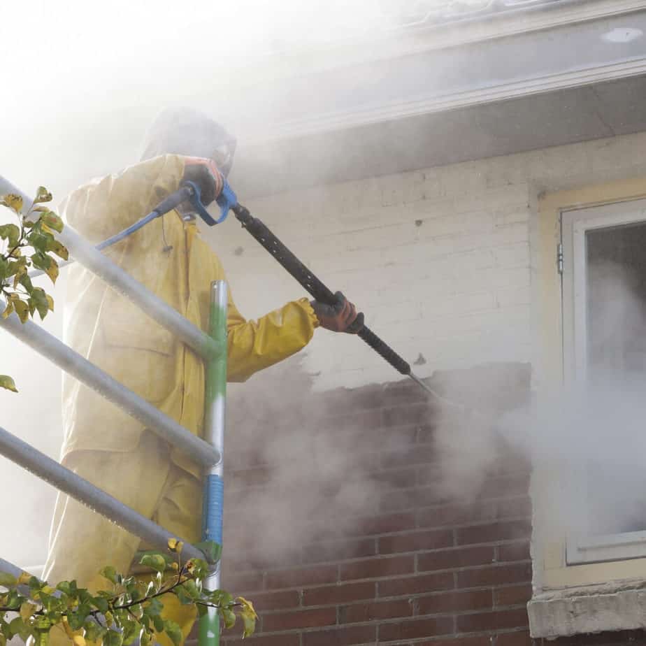 Gevel reinigen: Verf van gevel spuiten met waterdruk